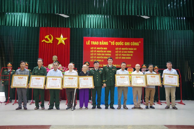 Trao Bằng Tổ quốc ghi công cho thân nhân 9 liệt sĩ ở Quảng Trị- Ảnh 1. Trao Bằng Tổ quốc ghi công cho thân nhân 9 liệt sĩ ở Quảng Trị- Ảnh 1.