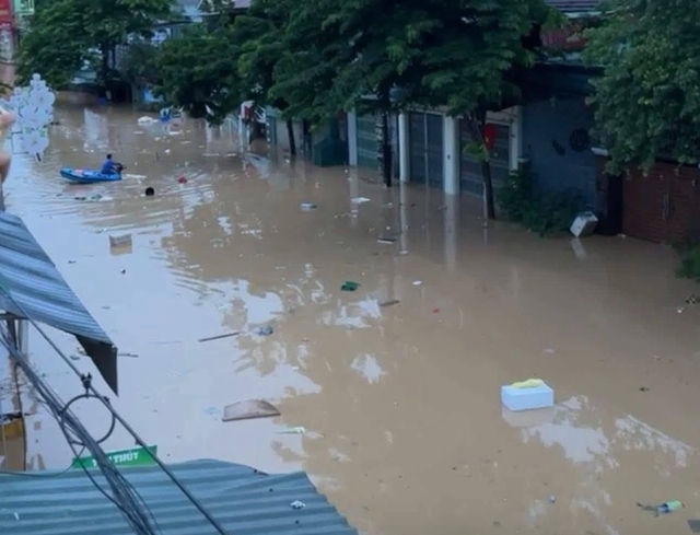 Mưa lũ kỷ lục nhấn chìm miền Tây Nghệ An, hàng trăm hộ dân chạy đua với lũ dữ- Ảnh 3. Mưa lũ kỷ lục nhấn chìm miền Tây Nghệ An, hàng trăm hộ dân chạy đua với lũ dữ- Ảnh 3.