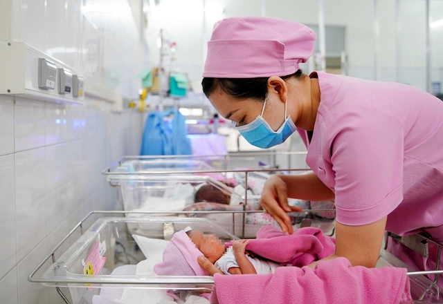 Lấy con người làm trung tâm, tôn trọng quyền tự quyết về sinh sản của các cặp vợ chồng- Ảnh 1. Lấy con người làm trung tâm, tôn trọng quyền tự quyết về sinh sản của các cặp vợ chồng- Ảnh 1.