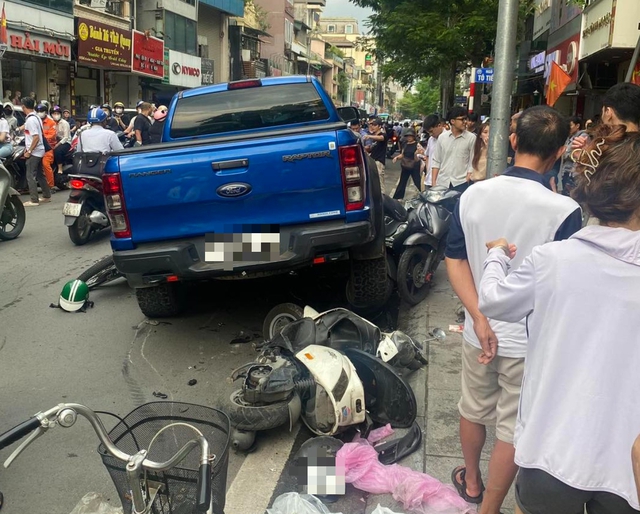 Hà Nội: Ô tô tông liên hoàn nhiều xe máy tại phố Khâm Thiên- Ảnh 2. Hà Nội: Ô tô tông liên hoàn nhiều xe máy tại phố Khâm Thiên- Ảnh 2.