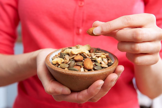 Phản ứng khó tin của cơ thể khi bạn ăn quá nhiều hạt- Ảnh 2. Phản ứng khó tin của cơ thể khi bạn ăn quá nhiều hạt- Ảnh 2.