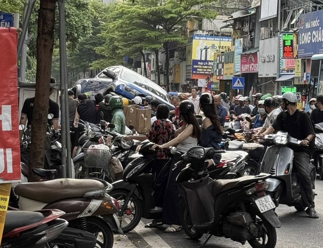 Hà Nội: Ô tô tông liên hoàn nhiều xe máy tại phố Khâm Thiên- Ảnh 1. Hà Nội: Ô tô tông liên hoàn nhiều xe máy tại phố Khâm Thiên- Ảnh 1.