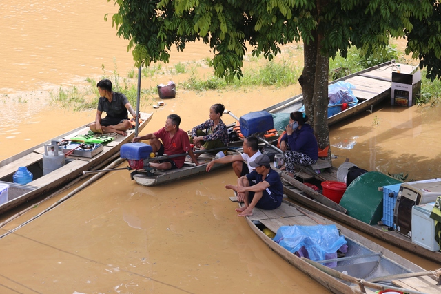 Người dân rưng rưng kể lại khoảnh khắc lũ dữ ập về: 'Nhà trôi hết rồi, mất hết rồi…'- Ảnh 2. Người dân rưng rưng kể lại khoảnh khắc lũ dữ ập về: 'Nhà trôi hết rồi, mất hết rồi…'- Ảnh 2.