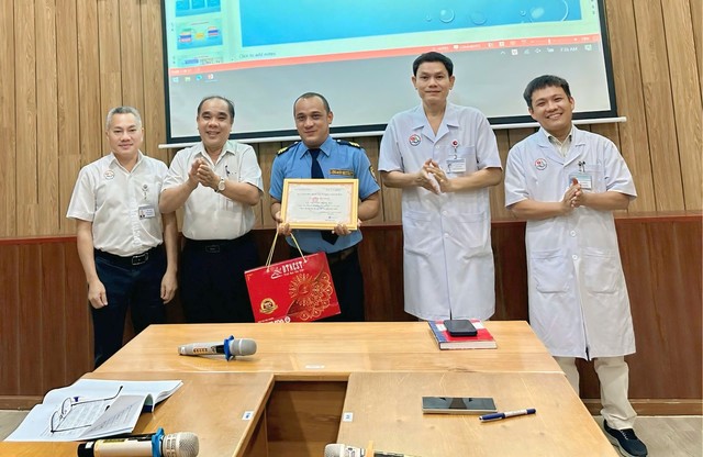 Tuyên dương bảo vệ cứu sống người ngưng tim, ngưng thở trên bãi biển Nha Trang- Ảnh 1. Tuyên dương bảo vệ cứu sống người ngưng tim, ngưng thở trên bãi biển Nha Trang- Ảnh 1.