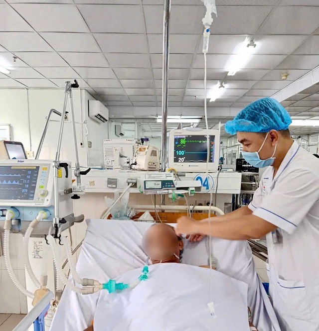 Tuyên dương bảo vệ cứu sống người ngưng tim, ngưng thở trên bãi biển Nha Trang- Ảnh 2. Tuyên dương bảo vệ cứu sống người ngưng tim, ngưng thở trên bãi biển Nha Trang- Ảnh 2.