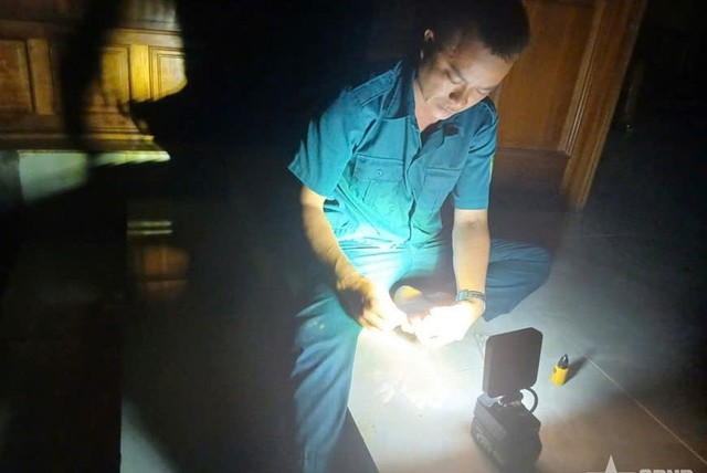 Buộc dây quanh người, Chỉ huy quân sự xã lao vào lũ cứu 5 người dân- Ảnh 1.