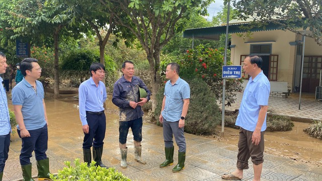 Lãnh đạo Sở Y tế Nghệ An đi kiểm tra, thăm hỏi, động viên cán bộ y tế và chỉ đạo công tác khắc phục hậu quả bão lũ tại xã Con Cuông.
