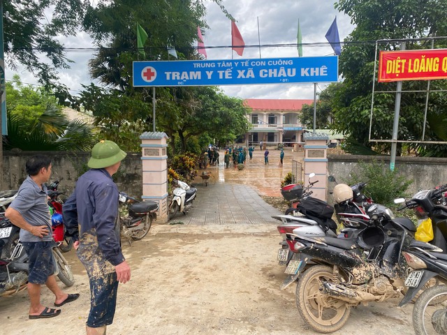 Trạm y tế xã Châu Khê bị ngập sâu 1,2m. Sau khi nước rút chính quyền địa phương và các lực lượng tiến hành tổng dọn vệ sinh để triển khai công tác khám chữa bệnh cho nhân dân.