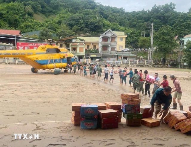 Quân đội sẽ tổ chức thêm 4 chuyến bay chuyển hàng cứu trợ đến vùng lũ Nghệ An- Ảnh 1. Quân đội sẽ tổ chức thêm 4 chuyến bay chuyển hàng cứu trợ đến vùng lũ Nghệ An- Ảnh 1.