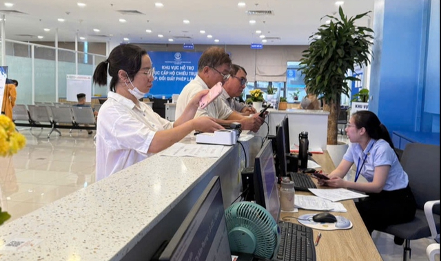 Hà Nội khuyến khích nộp hồ sơ trực tuyến để chặn 'cò mồi' làm giấy tờ- Ảnh 1. Hà Nội khuyến khích nộp hồ sơ trực tuyến để chặn 'cò mồi' làm giấy tờ- Ảnh 1.