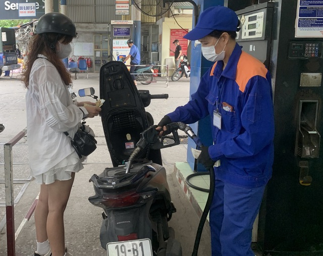 Giá xăng dầu tăng giảm đan xen, RON95 còn 19.709 đồng/lít- Ảnh 1. giá xăng
