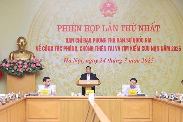 Thủ tướng: Bằng mọi cách tiếp cận địa bàn bị chia cắt, tiếp tế lương thực, thực phẩm cho người dân- Ảnh 1. Thủ tướng: Bằng mọi cách tiếp cận địa bàn bị chia cắt, tiếp tế lương thực, thực phẩm cho người dân- Ảnh 1.