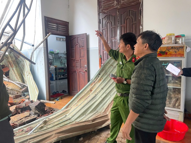 Hiện trường vụ sập tường bến xe Đức Long vào nhà dân, nhiều tài sản hư hỏng- Ảnh 6.