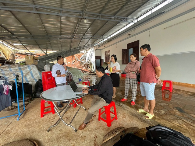 Hiện trường vụ sập tường bến xe Đức Long vào nhà dân, nhiều tài sản hư hỏng- Ảnh 4.