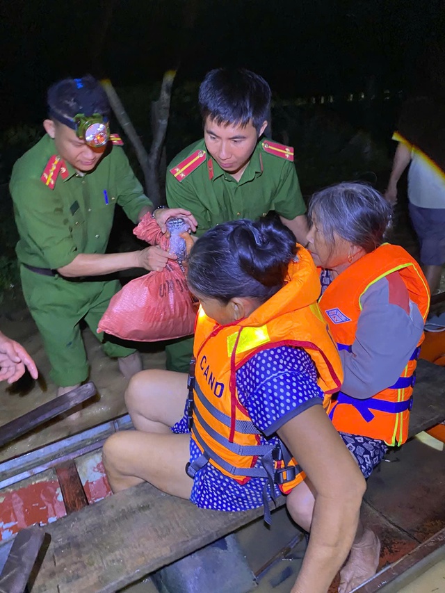 Lũ tràn xuống hạ du, hàng nghìn người trắng đêm chạy lũ- Ảnh 3.