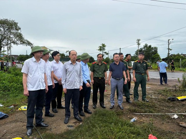 Giây phút xe khách lật kinh hoàng: Nhiều tiếng la hét, kêu cứu, có người bị hất văng ra ngoài- Ảnh 3. Giây phút xe khách lật kinh hoàng: Nhiều tiếng la hét, kêu cứu, có người bị hất văng ra ngoài- Ảnh 3.