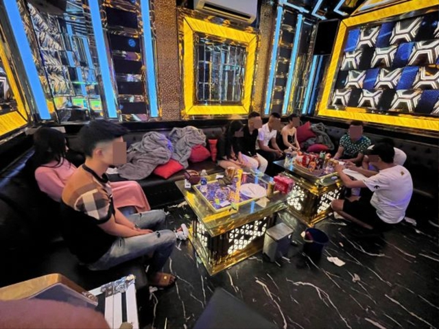 Nhóm nam nữ 'bay lắc' bằng ma túy tại 2 quán karaoke- Ảnh 1. Nhóm nam nữ 'bay lắc' bằng ma túy tại 2 quán karaoke- Ảnh 1.