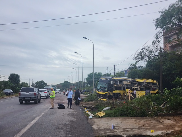 Hiện trường vụ lật xe khách làm 9 người tử vong ở Hà Tĩnh- Ảnh 6. Hiện trường vụ lật xe khách làm 9 người tử vong ở Hà Tĩnh- Ảnh 6.