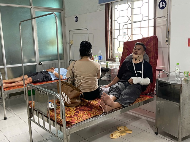Giây phút xe khách lật kinh hoàng: Nhiều tiếng la hét, kêu cứu, có người bị hất văng ra ngoài- Ảnh 2. Giây phút xe khách lật kinh hoàng: Nhiều tiếng la hét, kêu cứu, có người bị hất văng ra ngoài- Ảnh 2.