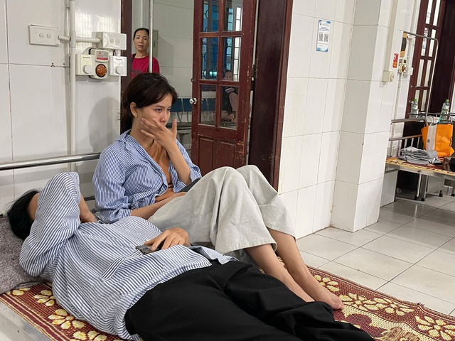 Giây phút xe khách lật kinh hoàng: Nhiều tiếng la hét, kêu cứu, có người bị hất văng ra ngoài- Ảnh 1. Giây phút xe khách lật kinh hoàng: Nhiều tiếng la hét, kêu cứu, có người bị hất văng ra ngoài- Ảnh 1.