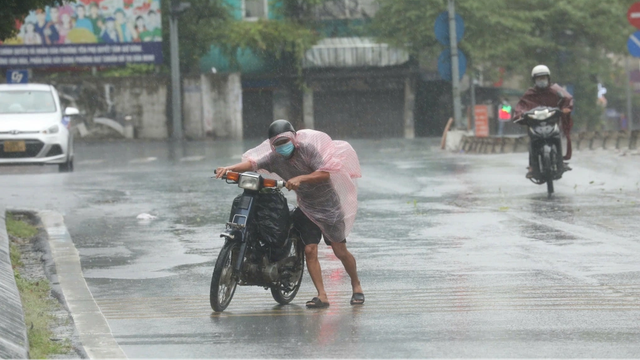 Miền Bắc mưa dông rải rác trước khi nắng nóng gay gắt- Ảnh 2.