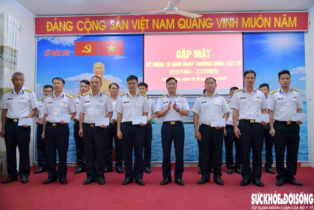 Vùng 4 hải quân tổ chức nhiều hoạt động thiết thực tri ân các gia đình chính sách, có công với cách mạng- Ảnh 1.