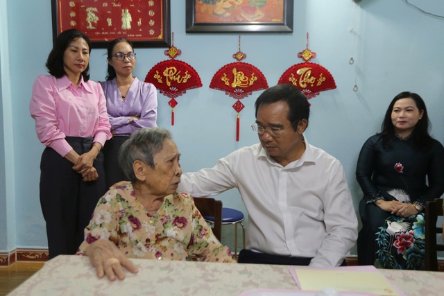 Lãnh đạo TPHCM thăm, tặng quà gia đình liệt sĩ và người có công tại Côn Đảo- Ảnh 2.