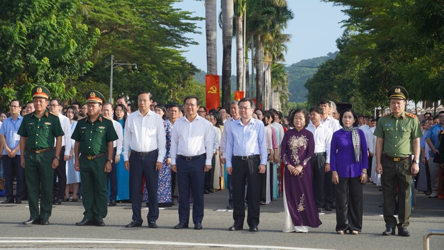 Lãnh đạo TPHCM thăm, tặng quà gia đình liệt sĩ và người có công tại Côn Đảo- Ảnh 1.