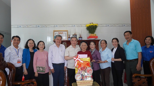 Lãnh đạo TPHCM thăm, tặng quà gia đình liệt sĩ và người có công tại Côn Đảo- Ảnh 4.