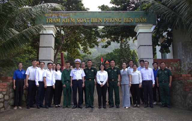 Lãnh đạo TPHCM thăm, tặng quà gia đình liệt sĩ và người có công tại Côn Đảo- Ảnh 3.