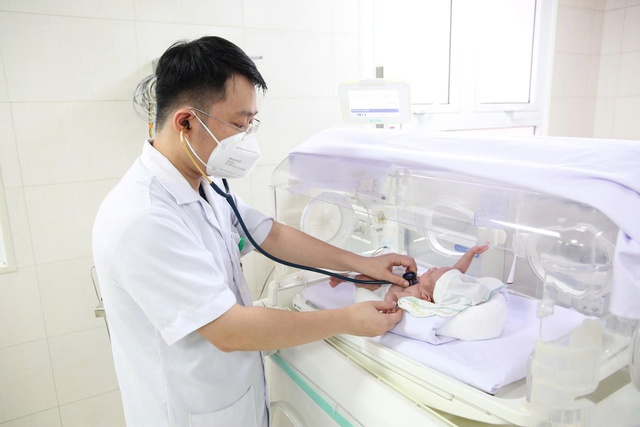 Hành trình 103 ngày cứu em bé sinh cực non của y bác sĩ tuyến dưới- Ảnh 1.
