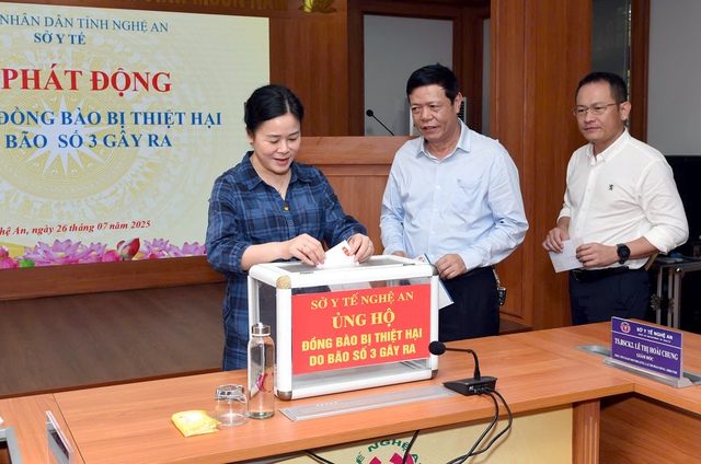 TS.BSCKII Lê Thị Hoài Chung - Giám đốc Sở Y tế Nghệ An cùng lãnh đạo Sở ủng hộ đồng bào bị thiệt hại do cơn bão số 3.