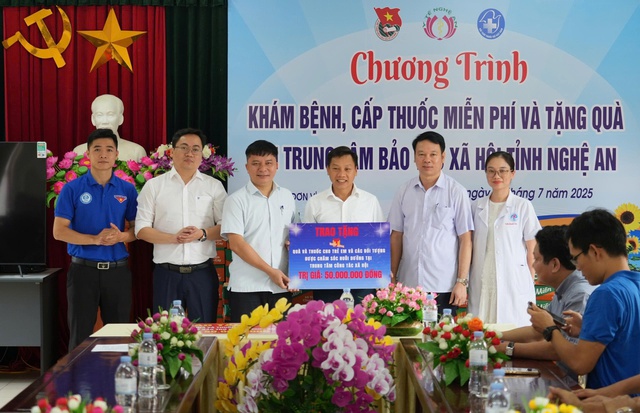 Khám bệnh, phát thuốc miễn phí cho hơn 200 người yếu thế tại Nghệ An- Ảnh 1.