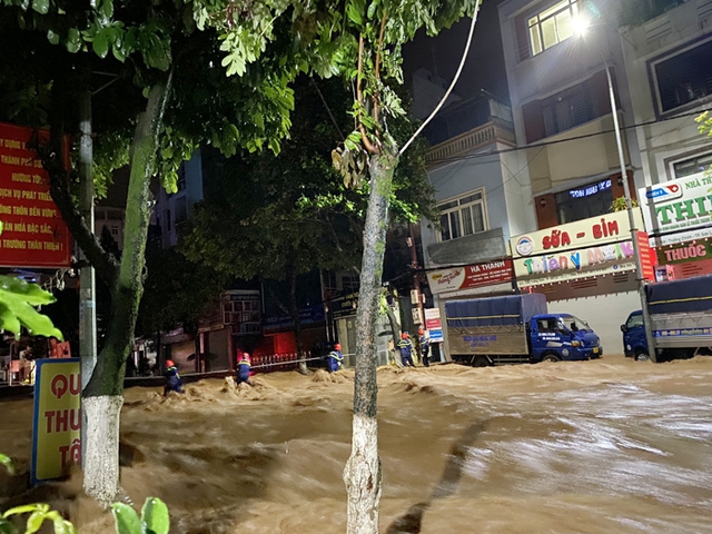 Mưa lũ kinh hoàng ở Sơn La đêm qua làm 2 người chết, 2 người mất tích- Ảnh 2. Mưa lũ kinh hoàng ở Sơn La đêm qua làm 2 người chết, 2 người mất tích- Ảnh 2.