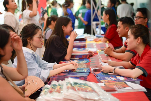 Xét tuyển đại học 2025: 'Ôm' cả chục nguyện vọng liệu có phải lựa chọn sáng suốt?- Ảnh 1.