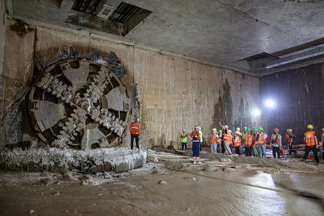 Robot TBM số 1 'xuyên lòng đất' chạm ga ngầm S11, tuyến metro số 3 tiến gần về đích- Ảnh 4. Robot TBM số 1 'xuyên lòng đất' chạm ga ngầm S11, tuyến metro số 3 tiến gần về đích- Ảnh 4.