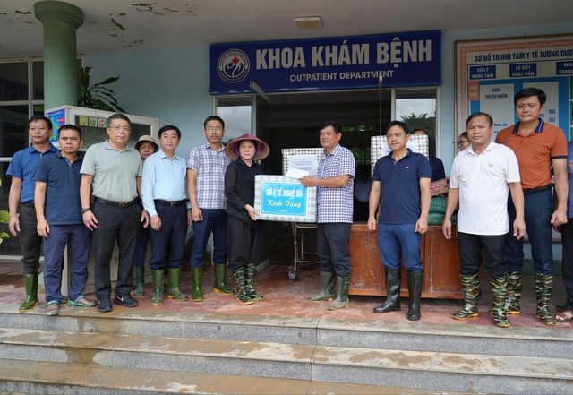 TS.BSCKII Lê Thị Hoài Chung - Giám đốc Sở Y tế trao quà hỗ trợ gồm tiền mặt, thuốc men, trang thiết bị y tế và nhu yếu phẩm cho TTYT Tương Dương và nhân viên y tế, bệnh nhân bị thiệt hại. TS.BSCKII Lê Thị Hoài Chung - Giám đốc Sở Y tế trao quà hỗ trợ gồm tiền mặt, thuốc men, trang thiết bị y tế và nhu yếu phẩm cho TTYT Tương Dương và nhân viên y tế, bệnh nhân bị thiệt hại.
