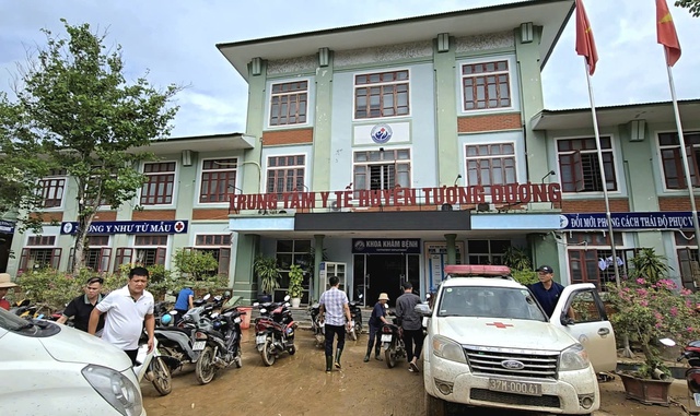 Lập Trạm Y tế dã chiến đưa hoạt động khám chữa bệnh trở lại bình thường sau lũ lụt- Ảnh 1. Lập Trạm Y tế dã chiến đưa hoạt động khám chữa bệnh trở lại bình thường sau lũ lụt- Ảnh 1.