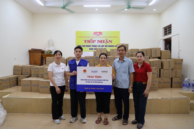 Người dân vùng lũ Nghệ An được hỗ trợ hơn 3.600 thùng nước uống đóng chai- Ảnh 2.