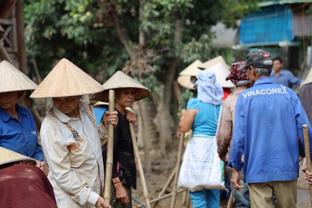 Người dân vùng lũ Nghệ An được hỗ trợ hơn 3.600 thùng nước uống đóng chai- Ảnh 3.