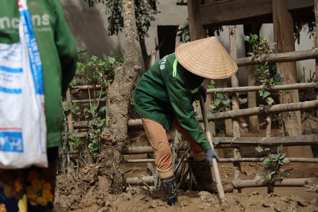 Người dân vùng lũ Nghệ An được hỗ trợ hơn 3.600 thùng nước uống đóng chai- Ảnh 4.