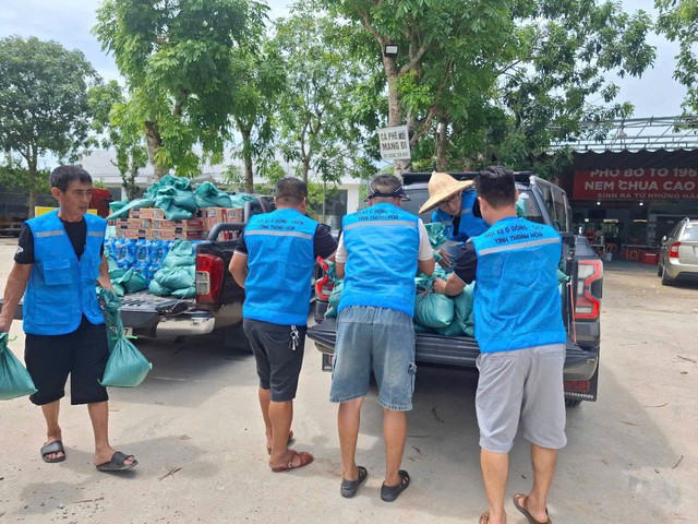 Đội xe 0 đồng Thanh Hóa và những chuyến hàng tình người đến với người dân vùng lũ xứ Nghệ- Ảnh 1. Đội xe 0 đồng Thanh Hóa và những chuyến hàng tình người đến với người dân vùng lũ xứ Nghệ- Ảnh 1.