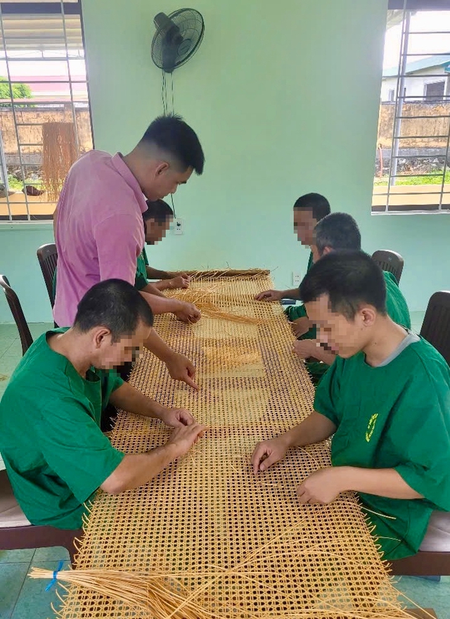 Dạy nghề, dạy văn hóa cho người bệnh tâm thần để giúp họ tái hòa nhập cộng đồng- Ảnh 5. Dạy nghề, dạy văn hóa cho người bệnh tâm thần để giúp họ tái hòa nhập cộng đồng- Ảnh 5.