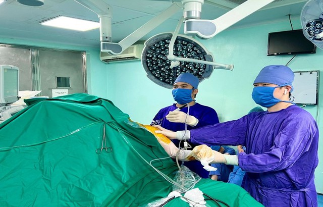 Phẫu thuật tái tạo dây chằng điều trị trật khớp cùng đòn bằng nội soi- Ảnh 2. Phẫu thuật tái tạo dây chằng điều trị trật khớp cùng đòn bằng nội soi- Ảnh 2.