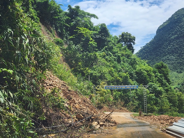Tai nạn liên hoàn trên đường đi cứu trợ người dân vùng lũ- Ảnh 3.
