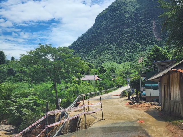 Tai nạn liên hoàn trên đường đi cứu trợ người dân vùng lũ- Ảnh 4.