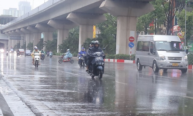 Khu vực nội thành Hà Nội sấm sét, mưa lớn- Ảnh 2.