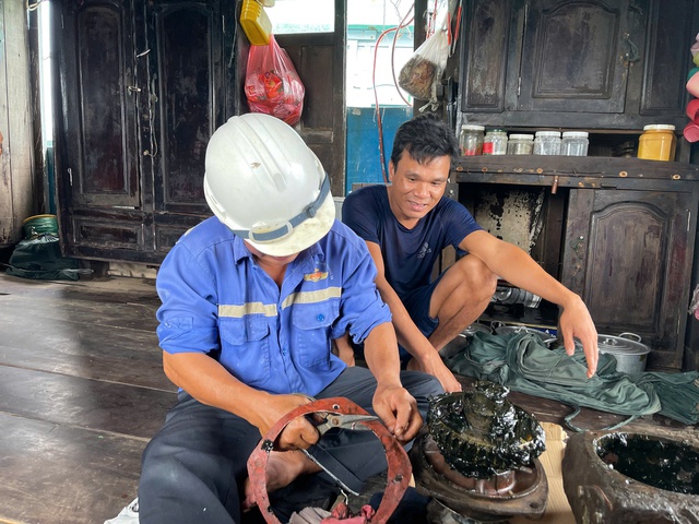 Kịp thời khắc phục sự cố cho tàu cá của ngư dân Gia Lai tiếp tục vươn khơi- Ảnh 1.