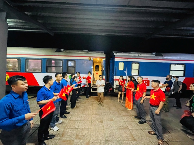 Tăng toa tàu, chia lửa giao thông khi sân bay Vinh tạm dừng hoạt động- Ảnh 1.