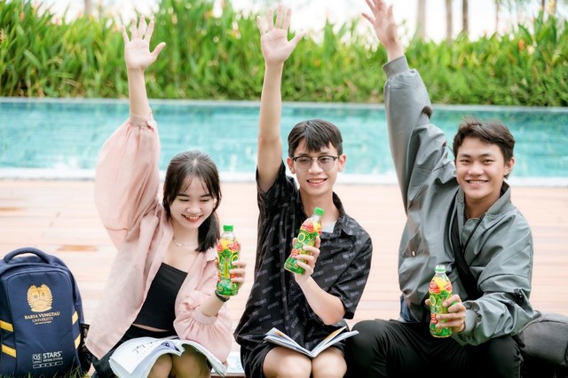 Người trẻ háo hức trước ngày quay số tìm khách hàng trúng giải 20 đến 100 triệu đồng của Trà Xanh Không Độ- Ảnh 1. Người trẻ háo hức trước ngày quay số tìm khách hàng trúng giải 20 đến 100 triệu đồng của Trà Xanh Không Độ- Ảnh 1.